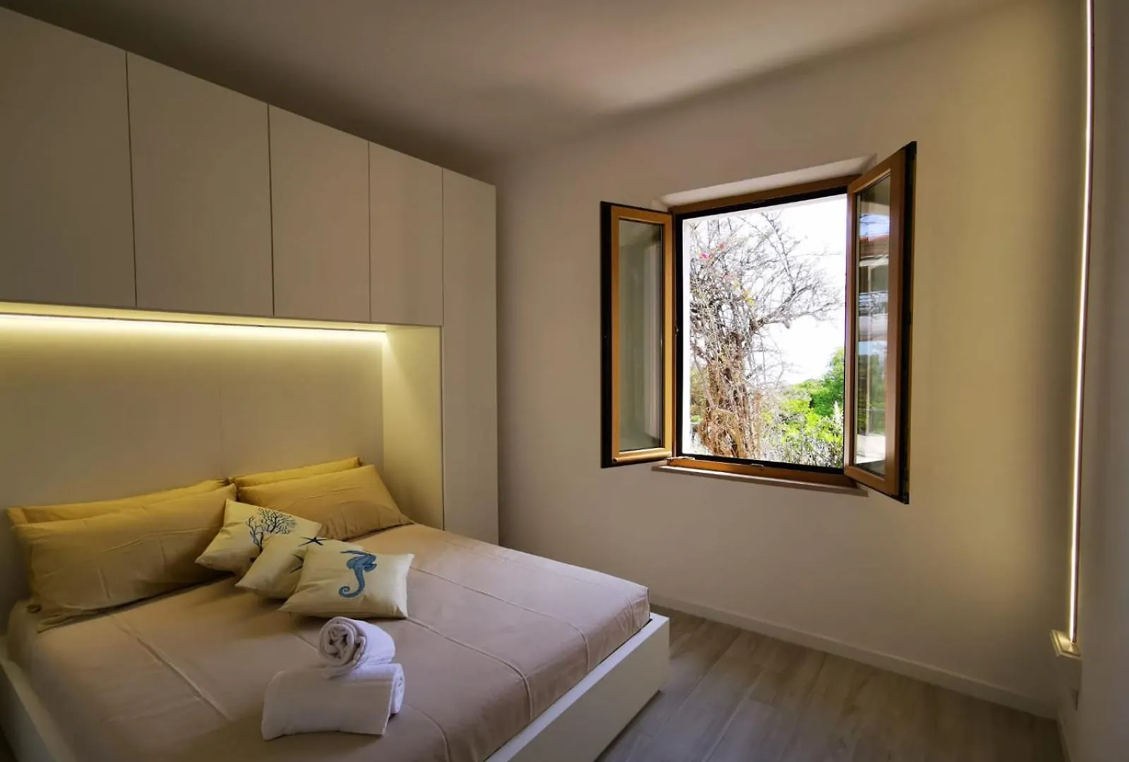 Casa Panoramica Bouganville SantʼAndrea Ferienhaus