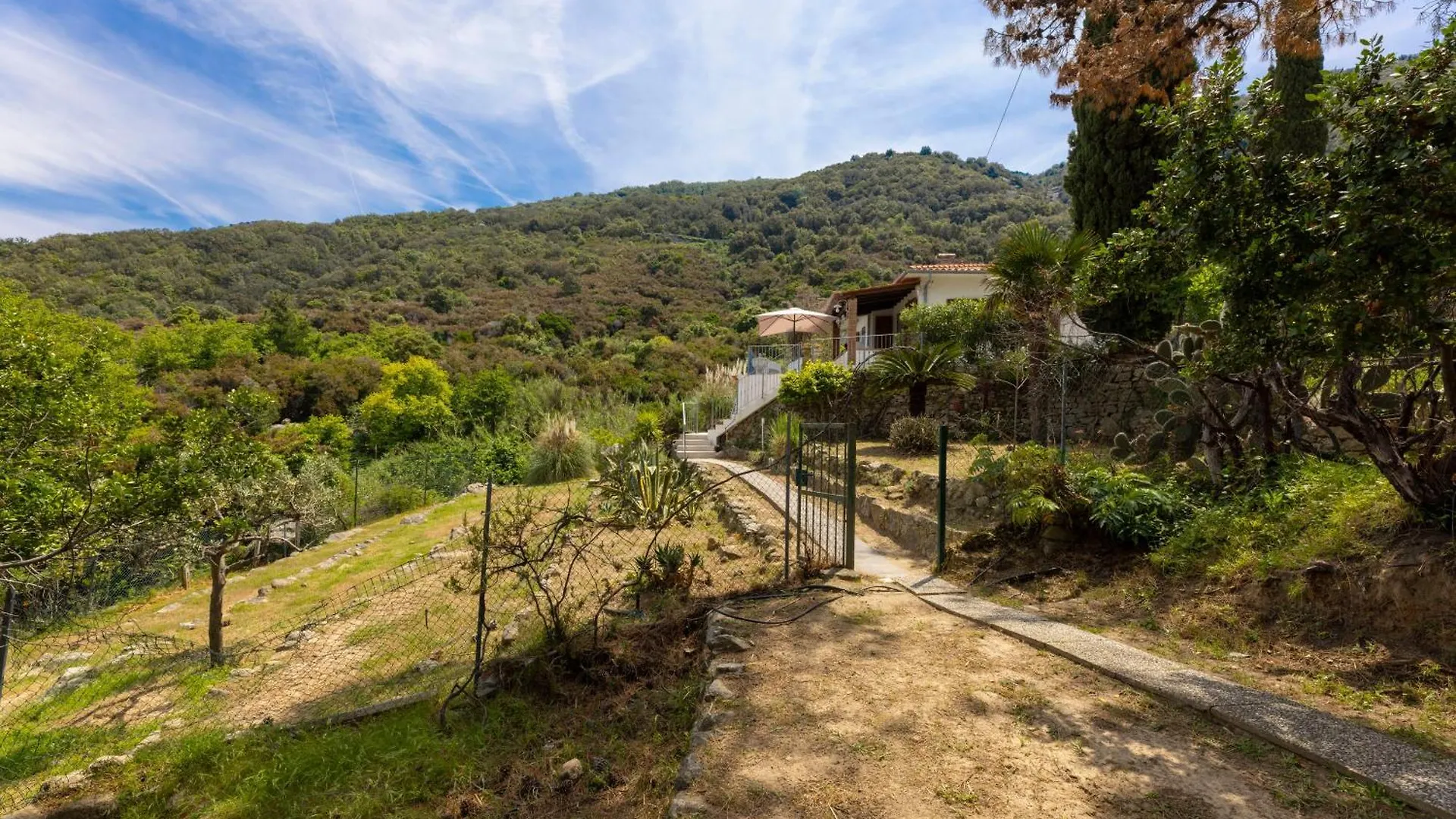 Casa Panoramica Bouganville SantʼAndrea Ferienhaus